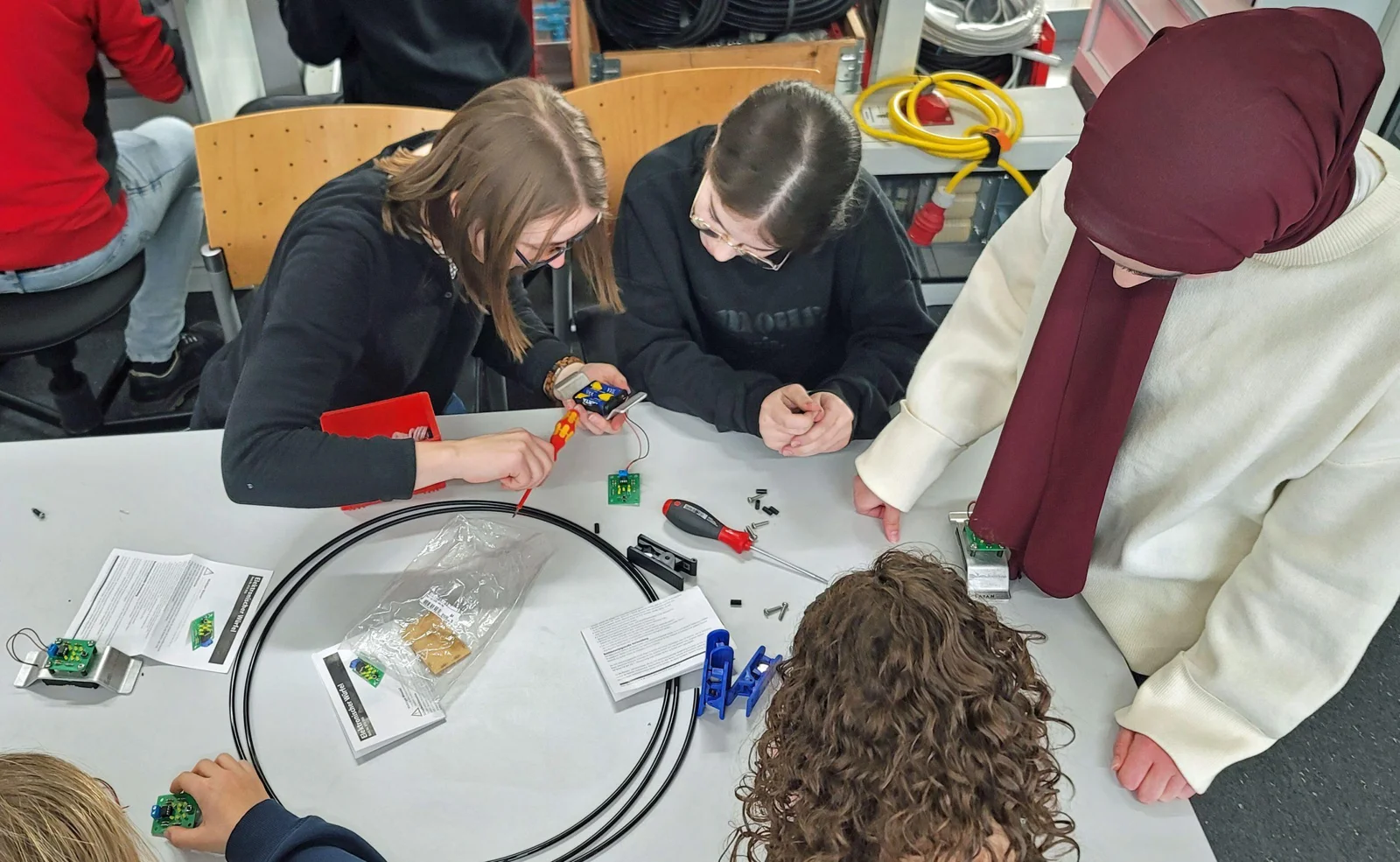 Schüler:innen entwickeln und prüfen gemeinsam eine elektrische Schaltung